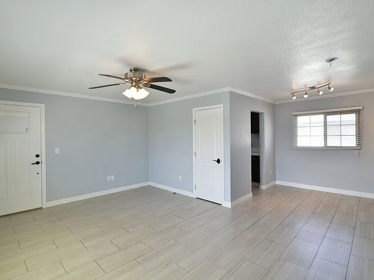 1003 E Clark Ave — Photo 8