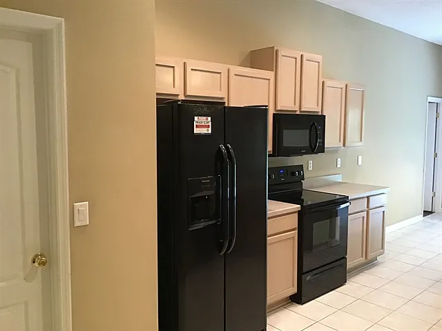 3 bed, 2.0 bath, 1705 sqft, $2,565 — Photo 2
