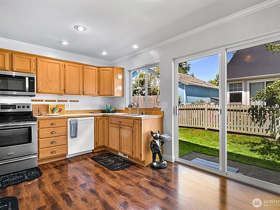 3rd image of 1811 Williamsburg Court