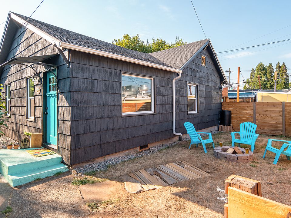 Front of house. Fully fenced in yard. Current tenants may have removed fire pit and had a propane gas fire pit.