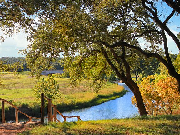 Spring-fed Onion Creek runs through Caliterra Subdivision offering fishing, kayaking, and paddleboarding. Use the HOA kayaks and paddleboards.