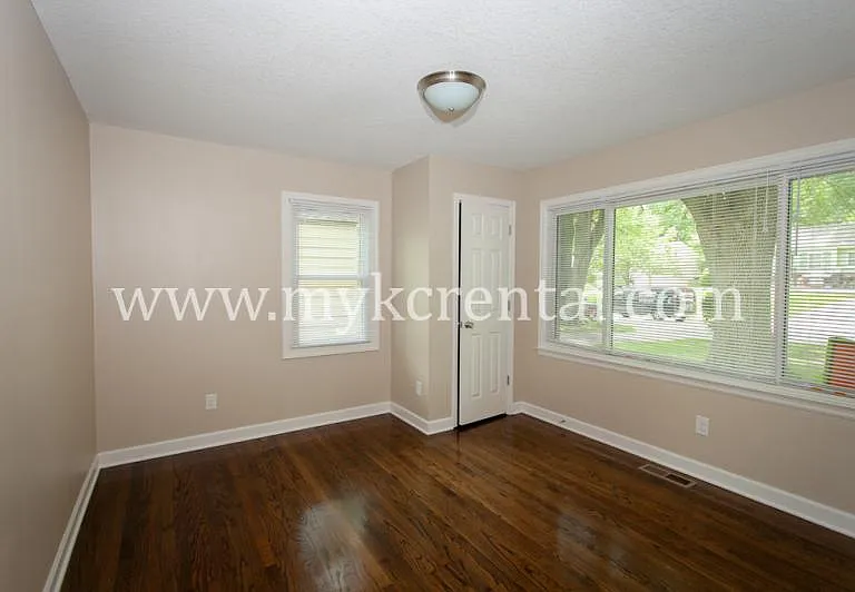 5329 Linden St — Photo 4