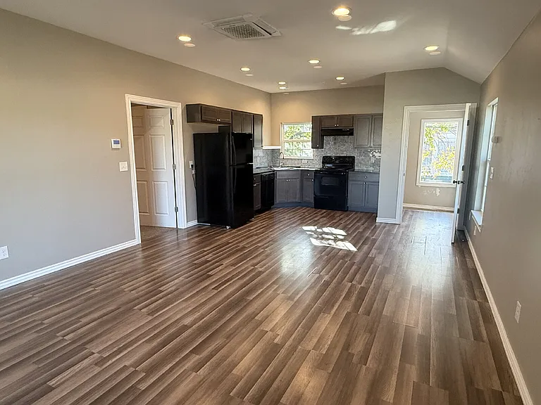2225 N Gatewood Ave #B — Photo 2