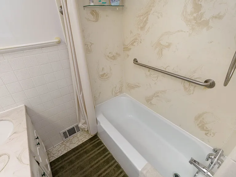 Unique 2 Bedroom in German Village — Photo 31