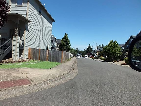 4th image of 808 Crouchen St NW