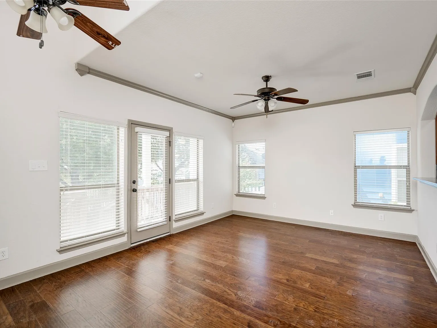 3 bed, 2.5 bath, 1305 sqft, $1,750 — Photo 3