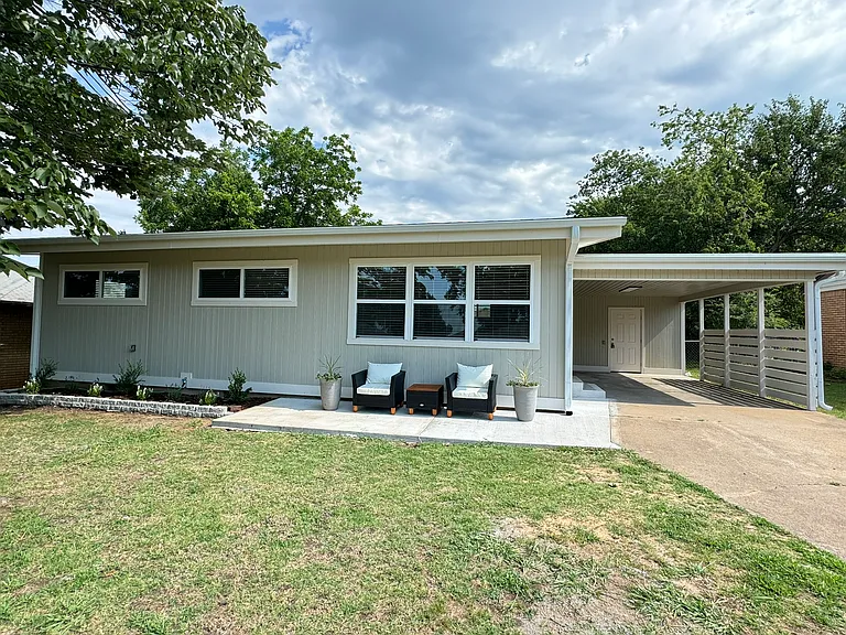 1442 E Broadway St — Photo 5