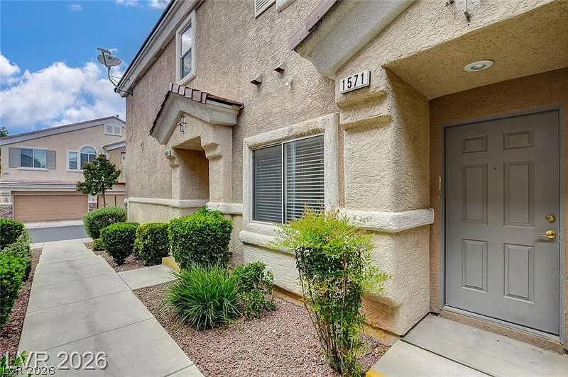 3 bed, 2.5 bath, 1423 sqft, $1,700 — Photo 2