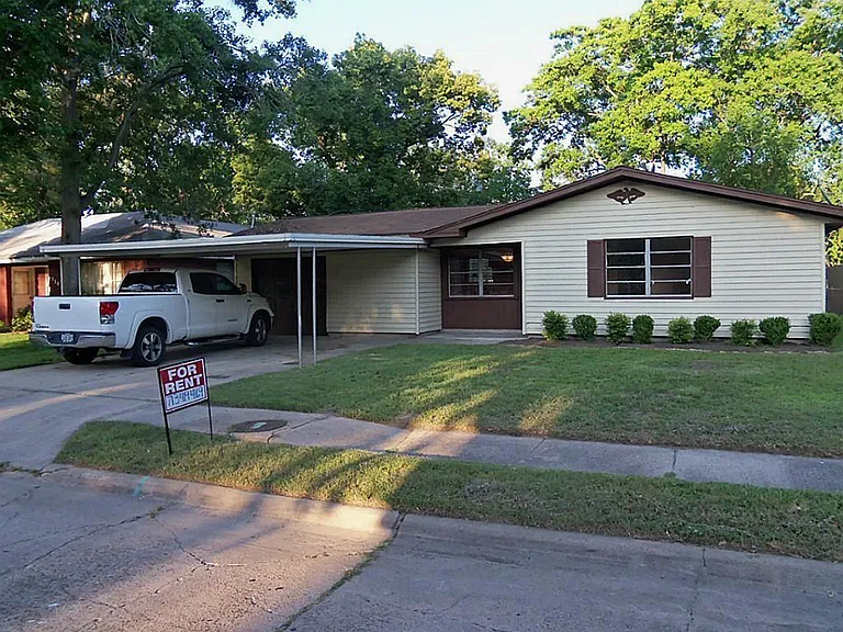 206 Maxie St — Photo 1