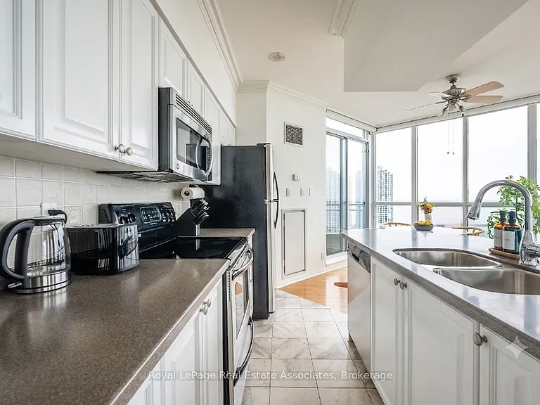 230 Queens Quay W #2811 — Photo 3