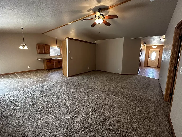 405 Sapphire Ln — Photo 4