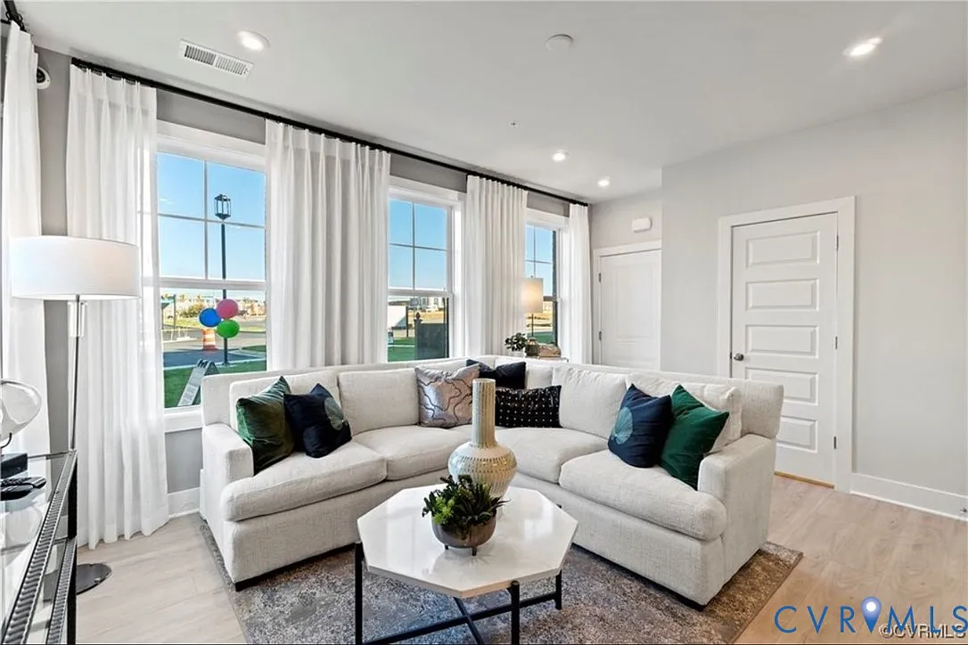 3 bed, 2.5 bath, 1573 sqft, $2,599 — Photo 4