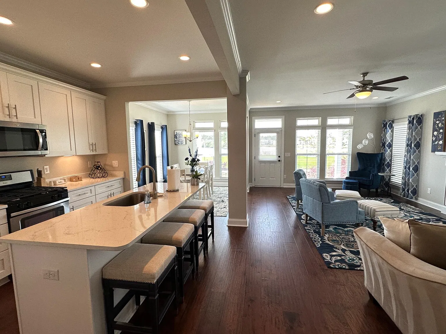 4 bed, 2.5 bath, 2267 sqft, $4,800 — Photo 4