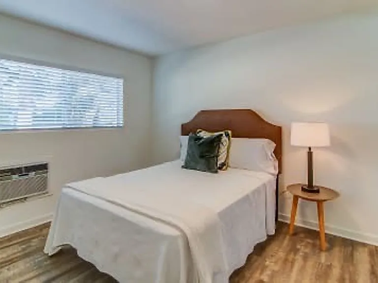 570 N Los Robles Ave — Photo 26