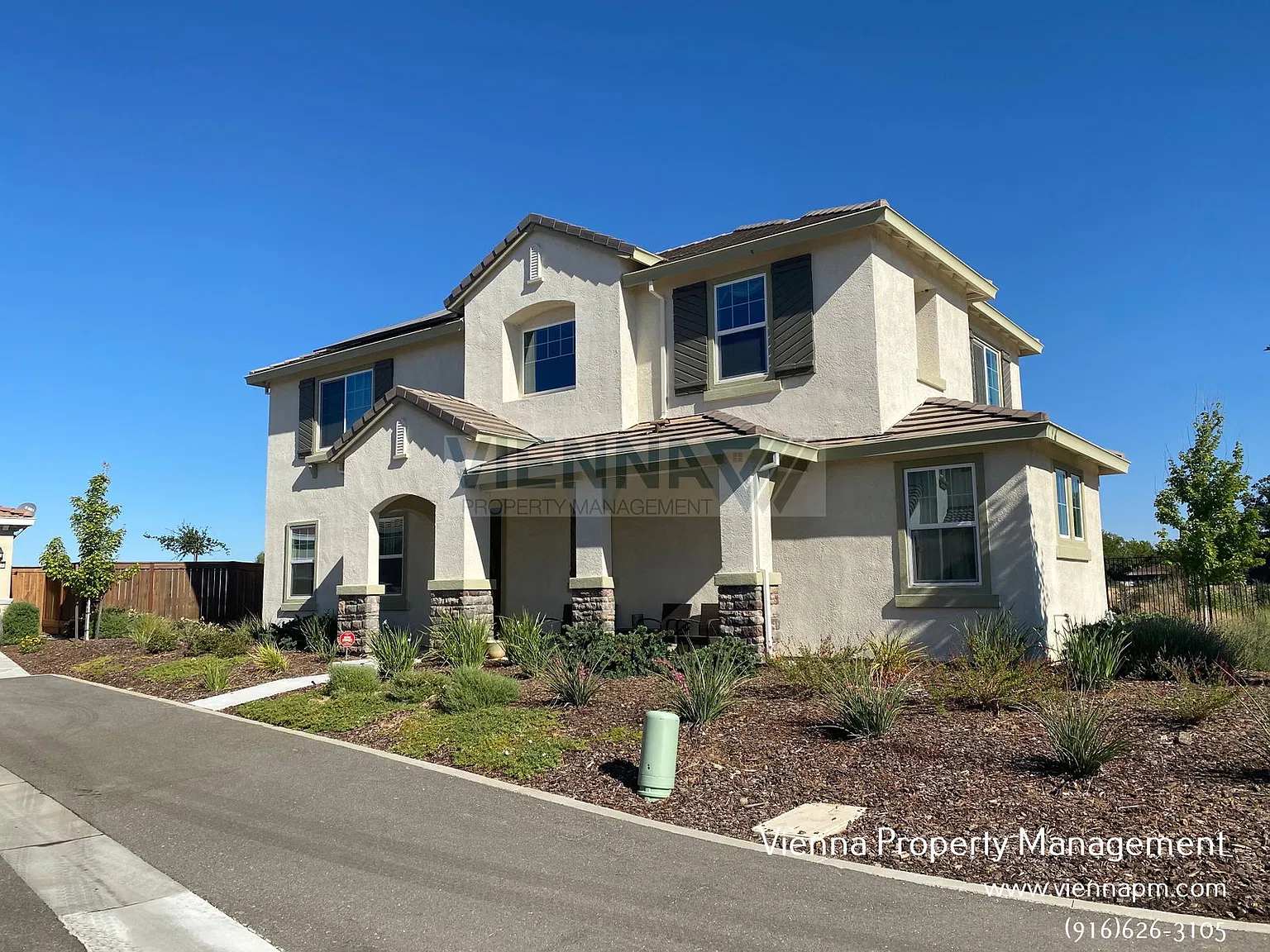 4 bed, 3.0 bath, 2160 sqft, $2,995 — Photo 2