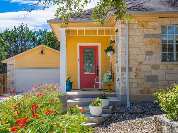 126 W Homer Dr, Kerrville, TX 78028