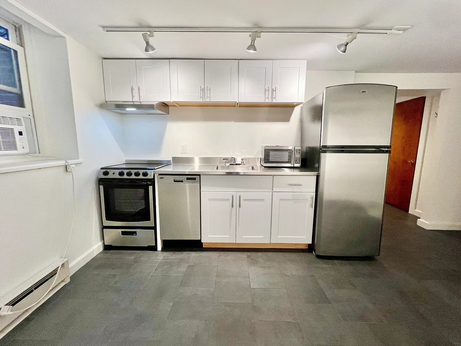 1 bed, 9999 sqft, $2,075 — Photo 4