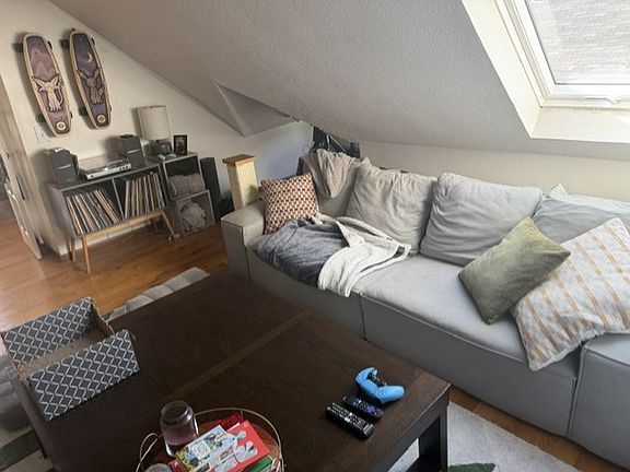 4th image of 3237 Dupont Ave S #3