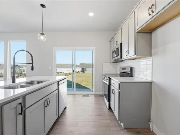 20529 Newcastle St, Spring Hill, KS 66083