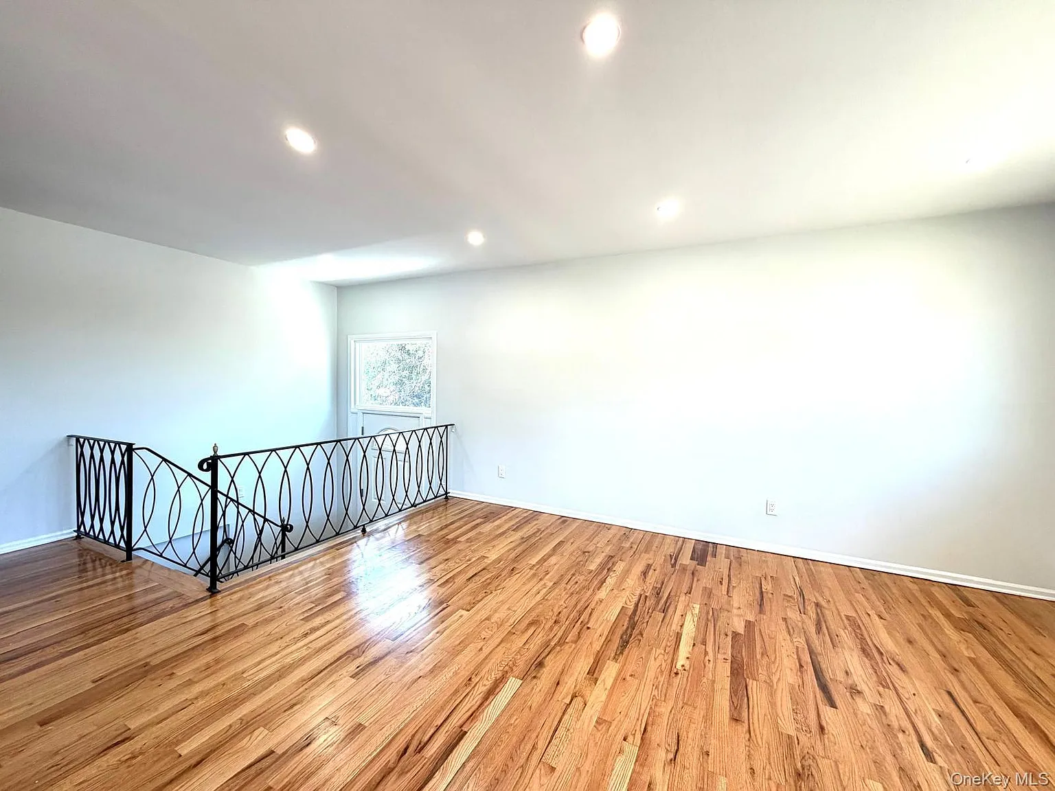 4 bed, 2.0 bath, 1633 sqft, $5,800 — Photo 2
