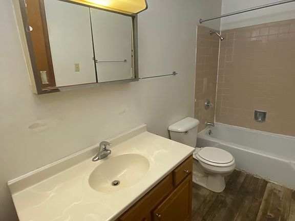 3rd image of 4212 Middlebury Ave #4