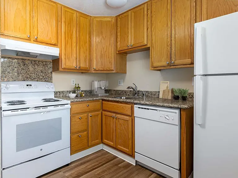 Dry Creek Apartments — Photo 33