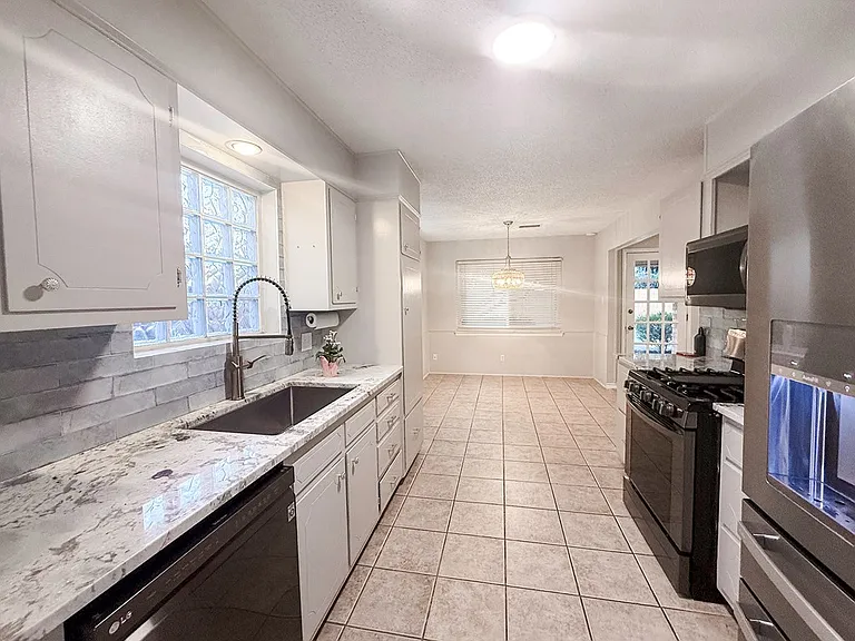 2605 Cambridge St — Photo 8