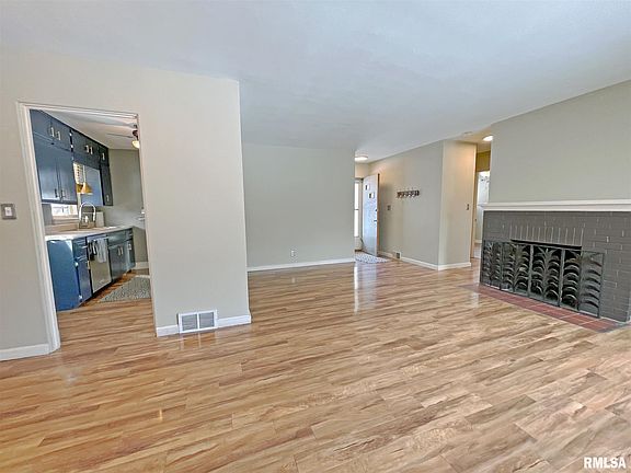 3rd image of 312 W Maywood Ave