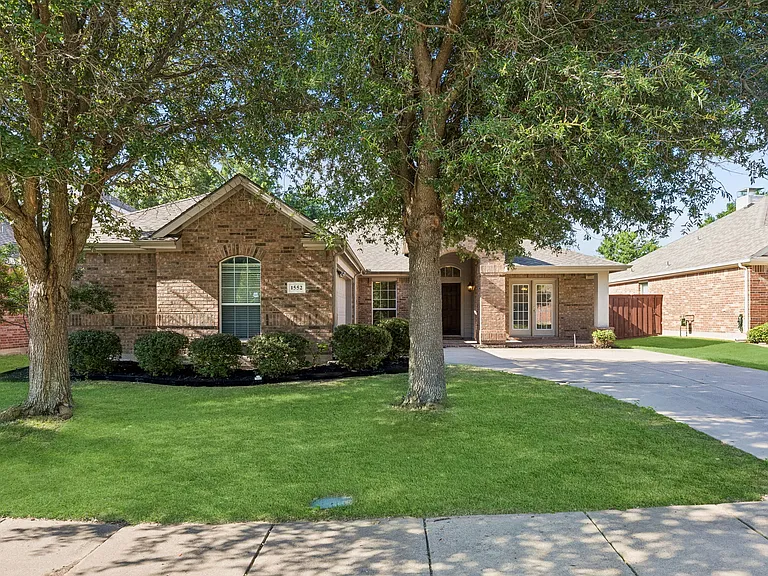 1552 Sleepy Hollow Dr — Photo 1