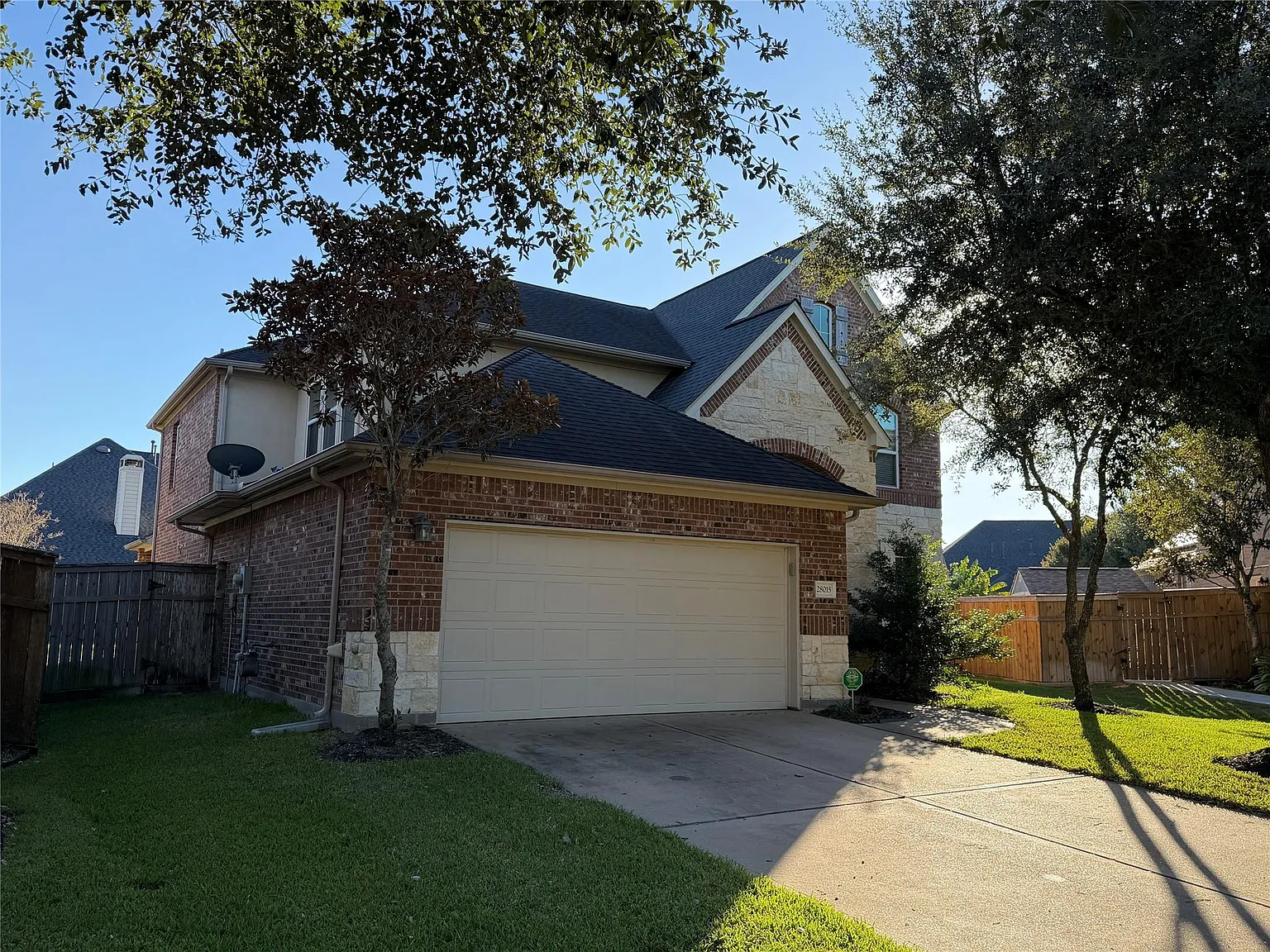 5 bed, 3.5 bath, 2882 sqft, $2,880 — Photo 2