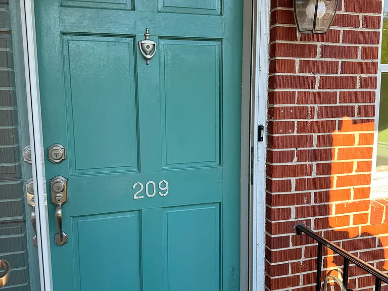 209 Oak Leaf Dr — Photo 3