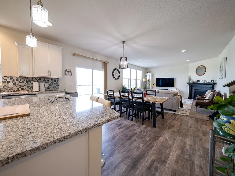 5595 Queensland Ln N — Photo 5