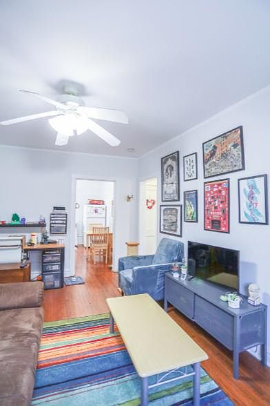 1st image of 654 W Oakdale Ave APT 3S