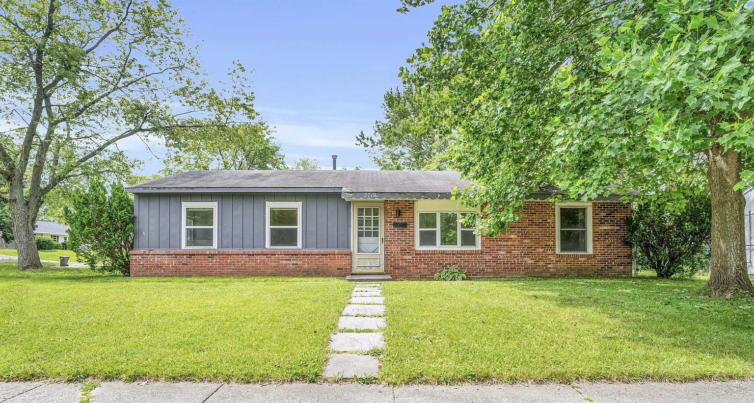2719 E High St photo 1