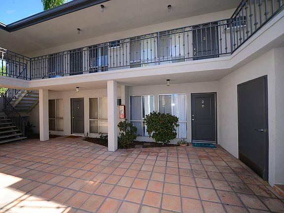 3rd image of 13558 Moorpark St