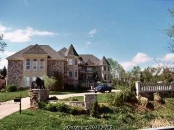 11701 Sugarland Rd, Herndon, VA 20170