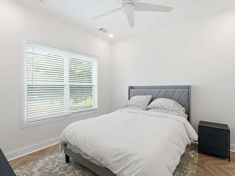 912 E Henry St — Photo 14