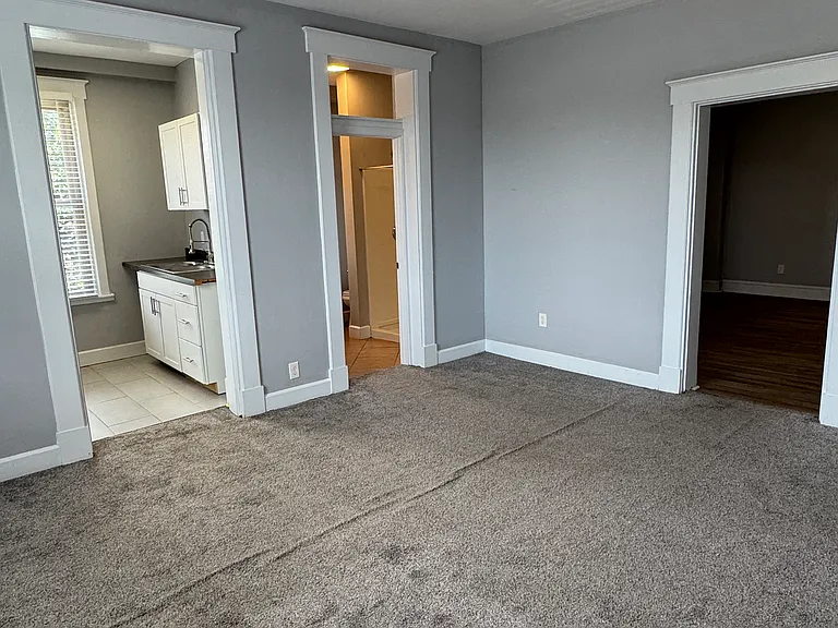 313 W 6th St #5 — Photo 10