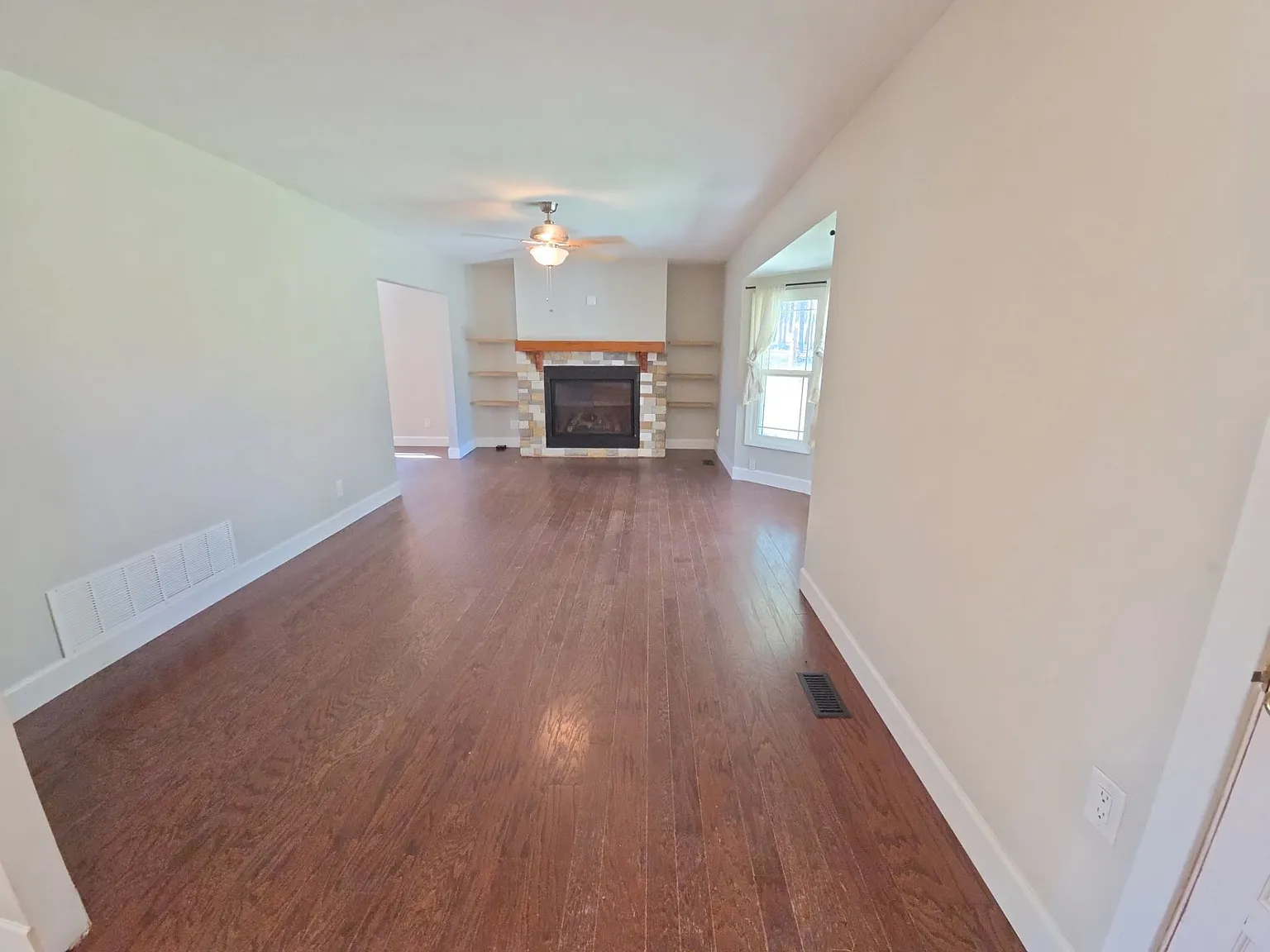 4 bed, 2349 sqft, $2,900 — Photo 3