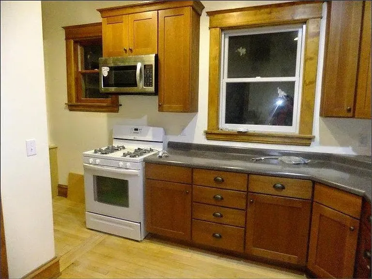 Kitchen Stove and microwave w/ vent
