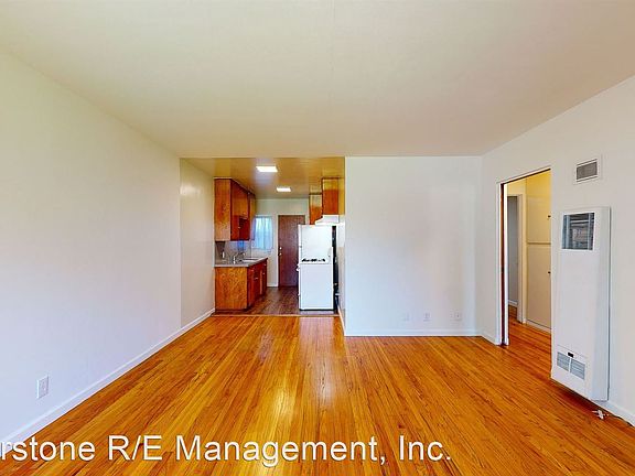 3rd image of 908 E Chevy Chase Dr #I
