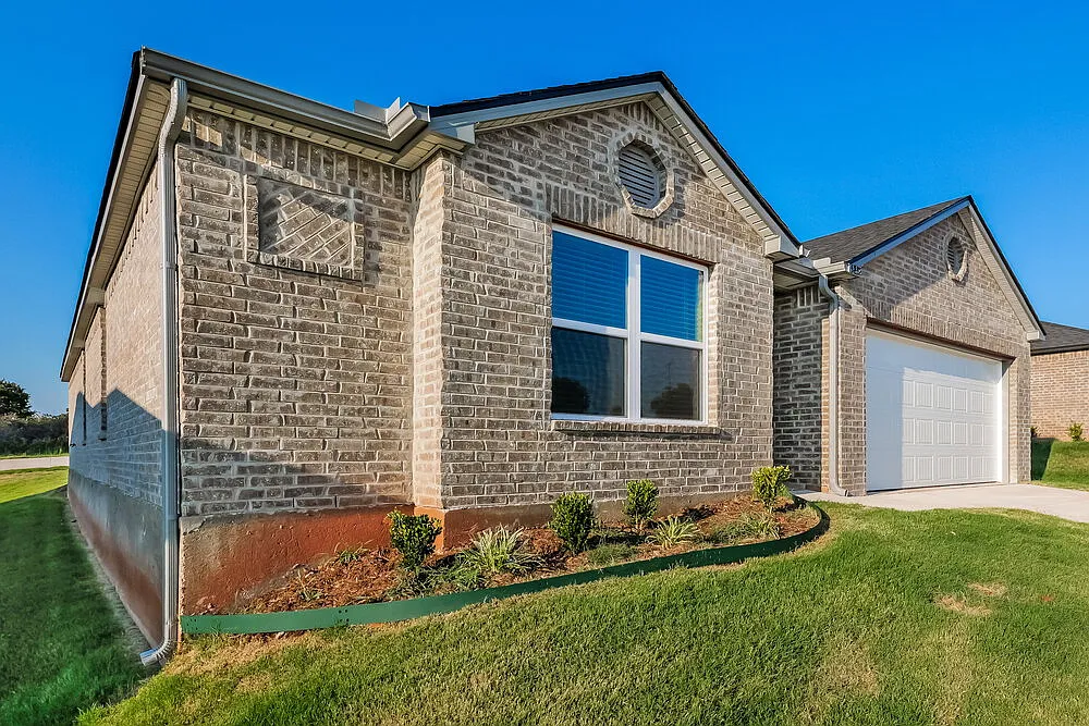 4 bed, 2.0 bath, 1613 sqft, $1,925 — Photo 3