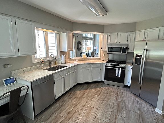 4th image of 829 Kent Cir