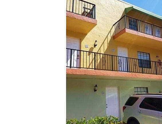 4th image of 2720 NE 8th Ave APT 3
