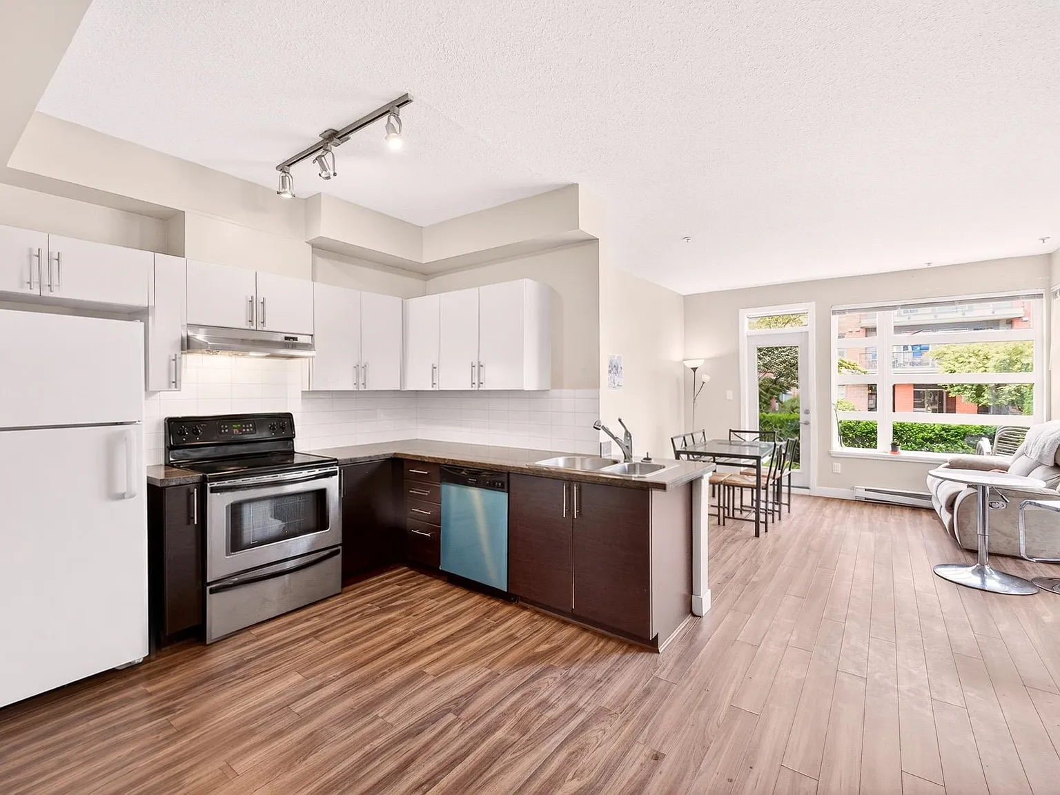 3 bed, 915 sqft, $4,500 — Photo 2