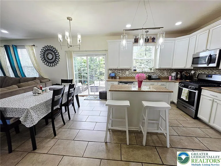 1052 Kingston Ln — Photo 23