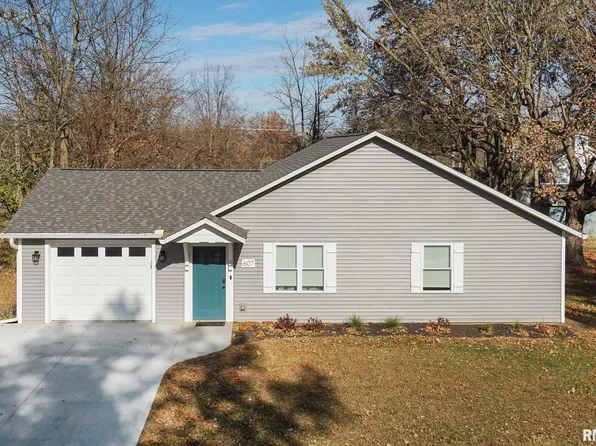 607 E 2nd St, Delavan, IL 61734