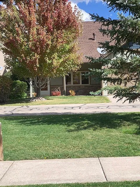 135 Eaton Dr — Photo 1
