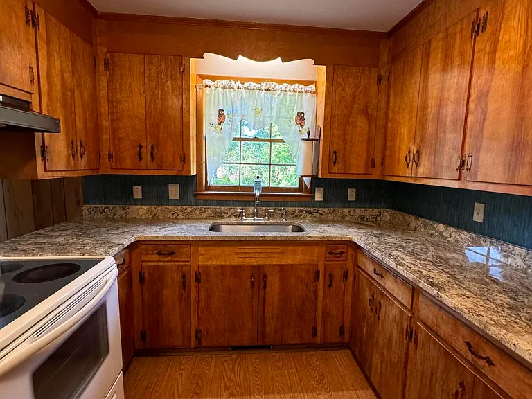 4220 Oakridge Dr — Photo 8
