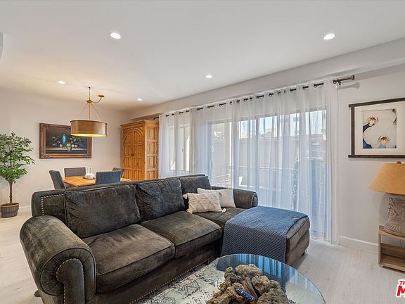 3rd image of 622 S Barrington Ave APT 206